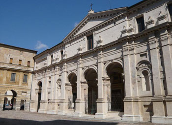 Basilica di Santa Barbara: la facciata