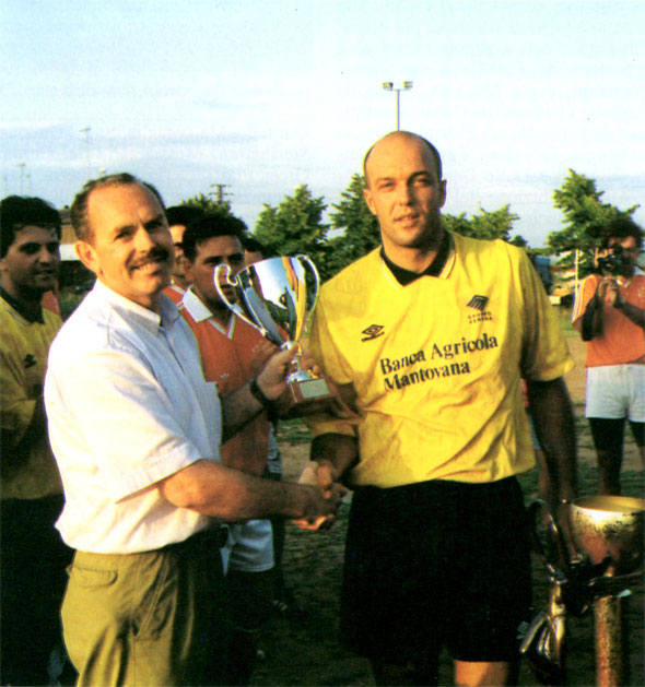 La premiazione al torneo interno di calcio.