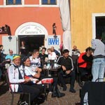 Giro del Lago di Garda, domenica 21 ottobre 2007 (Km 141): il meritato riposo a metà percorso di alcuni ciclisti del Cad Bam Bicycle