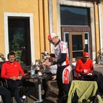 Giro del Lago di Garda, domenica 21 ottobre 2007 (Km 141):  un momento di ristoro del gruppo Cad Bam Bicycle a Riva del Garda