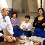 <p>Si ascoltano gli insegnamento dello Chef</p>