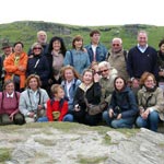 Titangel: un gruppetto di partecipanti al viaggio (sullo sfondo le rovine del presunto castello di Re Artù)