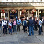 A Bath il gruppo di partecipanti ascolta le spiegazioni della guida
