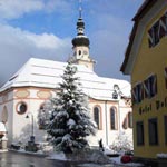 La chiesa e l'hotel Post di Lermoos imbiancati