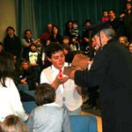 Ancora gli artisti del Circo Sterza tra il pubblico in sala.