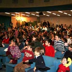 Il centro dell'Auditorium MPS di Via Luzio gremito di bambini.