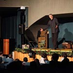 L'artista Giorgio Gabrielli all'inizio del suo spettacolo all'Auditorium di Via Luzio.