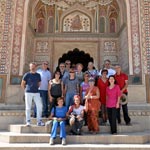 Il Gruppo dei partecipanti davanti all’ingresso di Forte Amber